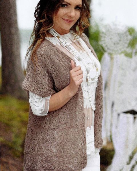 Жилет сочетанием ажурных узоров